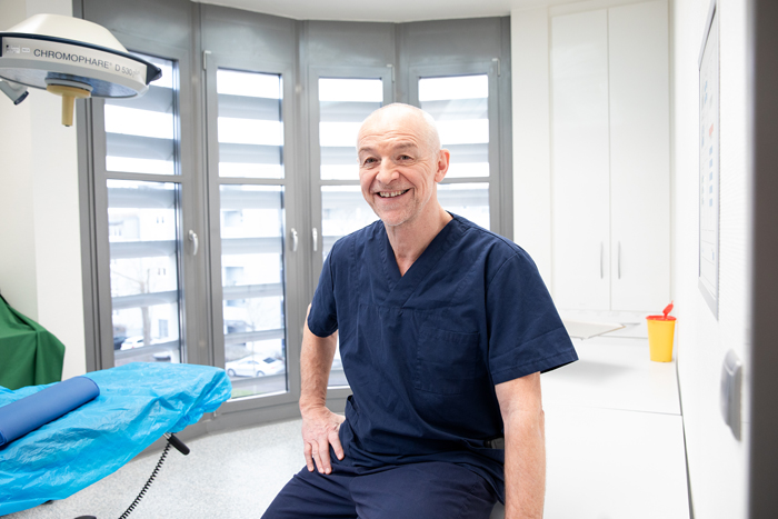 Dr. Brenzinger im Chirurgie-OP